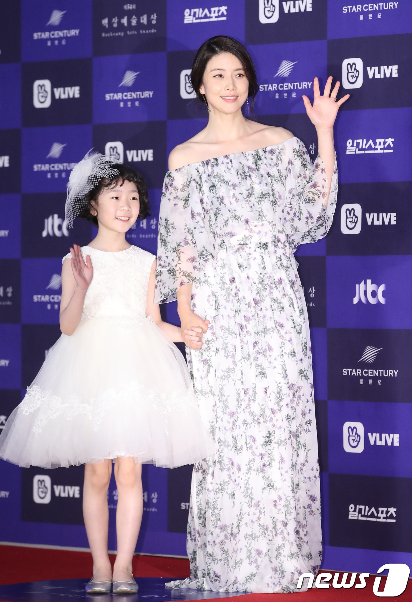 Dàn sao trên thảm đỏ lễ trao giải Baeksang 2018