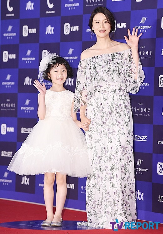 Dàn sao trên thảm đỏ lễ trao giải Baeksang 2018