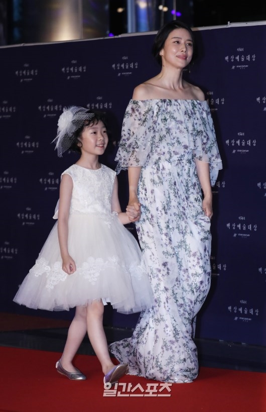 Dàn sao trên thảm đỏ lễ trao giải Baeksang 2018