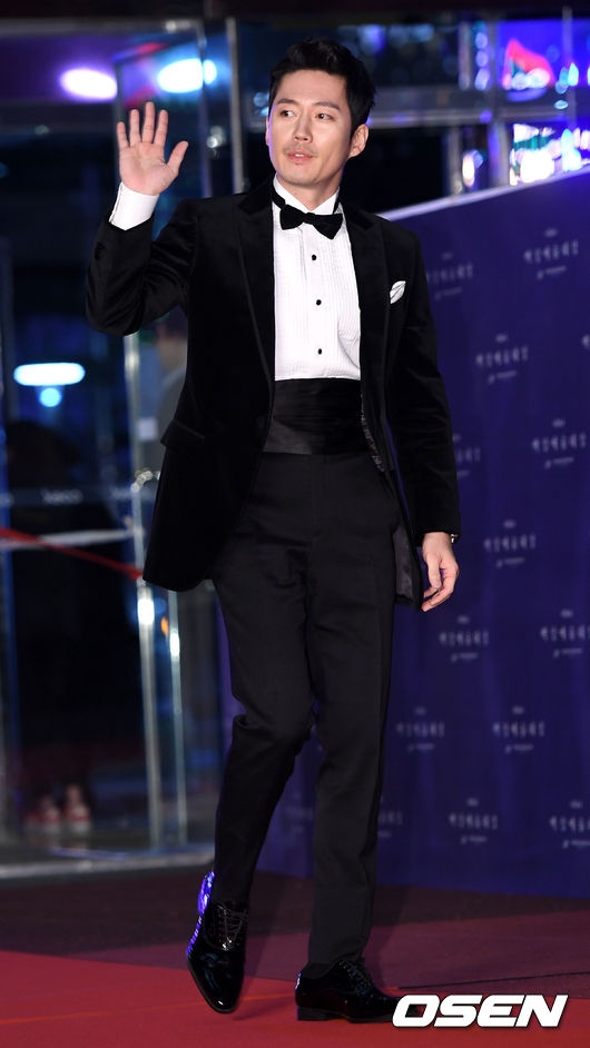 Dàn sao trên thảm đỏ lễ trao giải Baeksang 2018