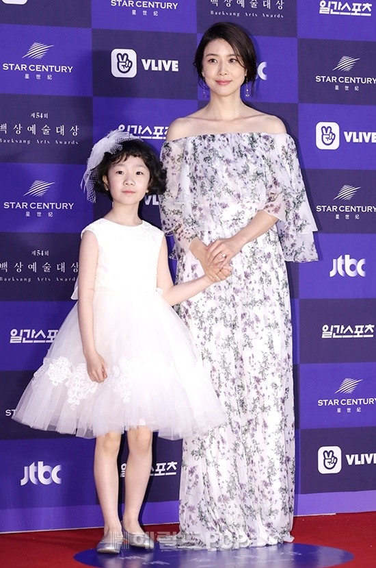 Dàn sao trên thảm đỏ lễ trao giải Baeksang 2018