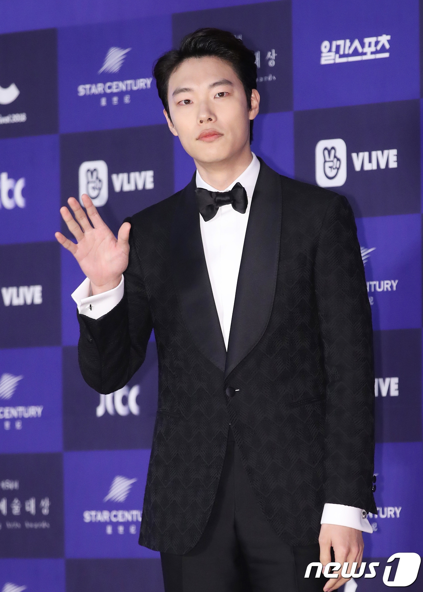 Dàn sao trên thảm đỏ lễ trao giải Baeksang 2018