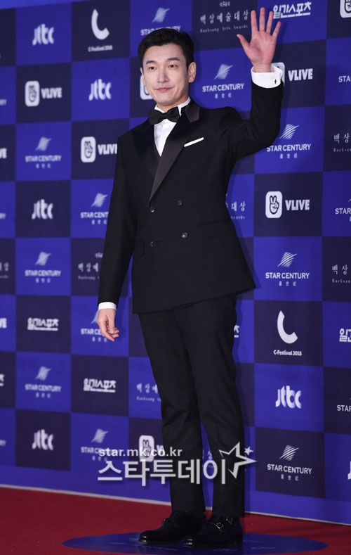Dàn sao trên thảm đỏ lễ trao giải Baeksang 2018