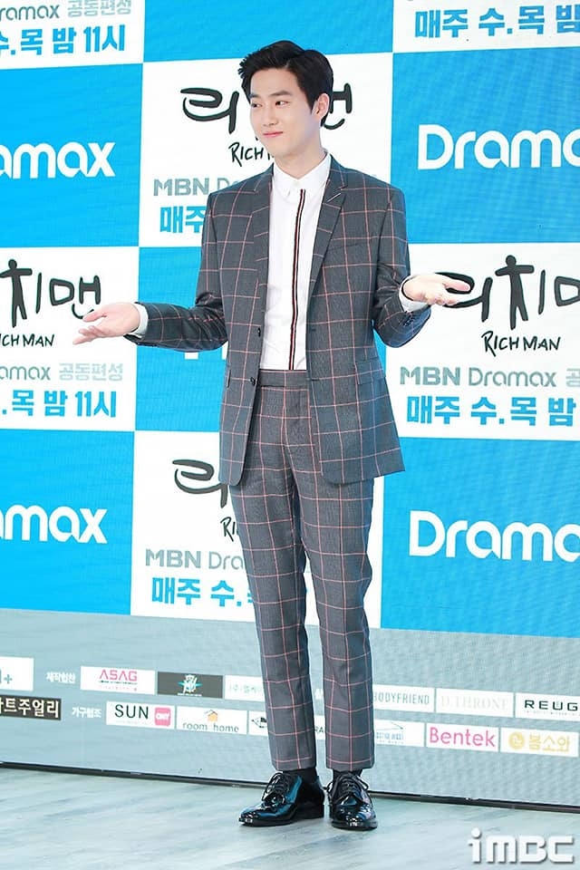 Thủ lĩnh EXO đẹp trai như tài phiệt trong họp báo ra mắt phim 