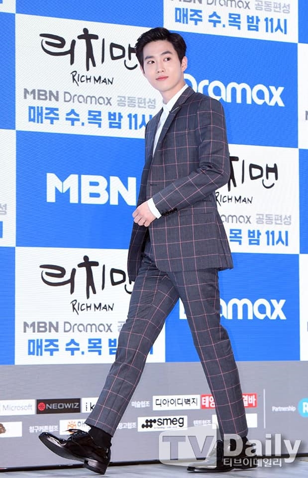 Thủ lĩnh EXO đẹp trai như tài phiệt trong họp báo ra mắt phim 