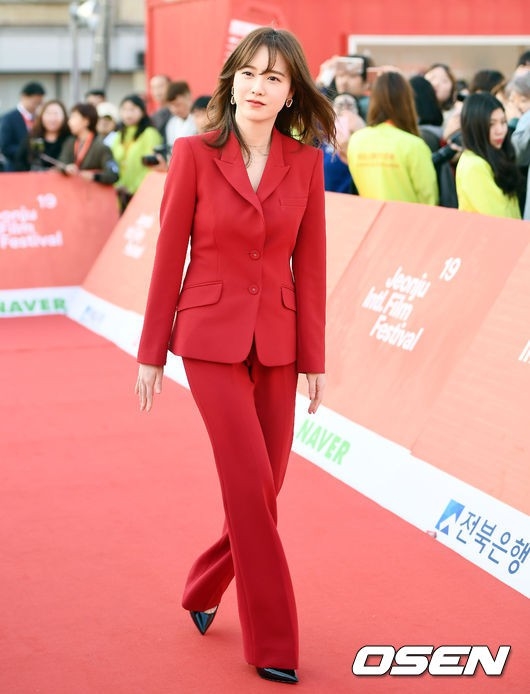 Goo Hye Sun đẹp lấn át loạt mỹ nhân tại thảm đỏ Jeonju