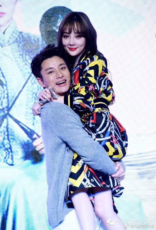 Trái ngược với vẻ gầy gò của Giả Nãi Lượng, Lý Tiểu Lộ lại “phơi phới”