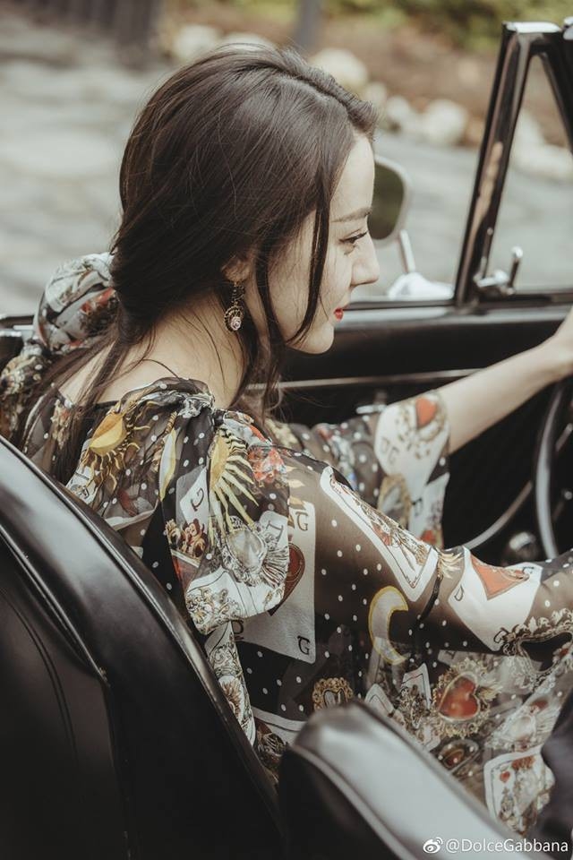 Bất chấp tin đồn tai tiếng, Địch Lệ Nhiệt Ba vẫn sang chảnh hết mức