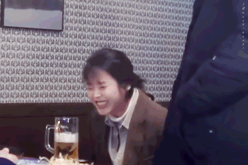 Đóng cảnh uống bia, IU say thật ở phim trường khiến fan Hàn dậy sóng