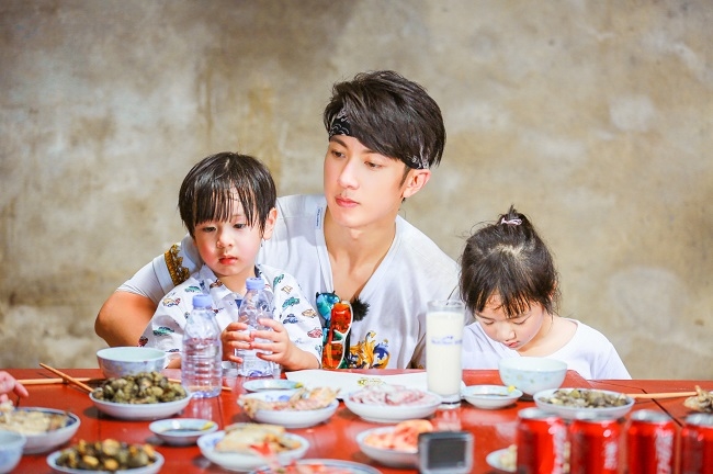 Qua thời hoàng kim, các sao Hoa Ngữ lấy lại danh tiếng nhờ con cái