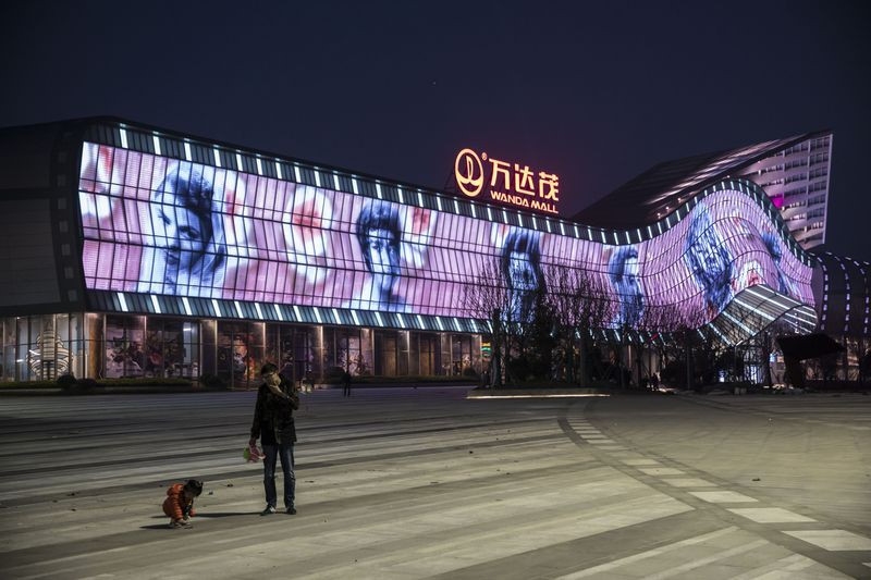 Wanda Mall nằm trong khu phức hợp studio của Oriental Movie Metropolis.