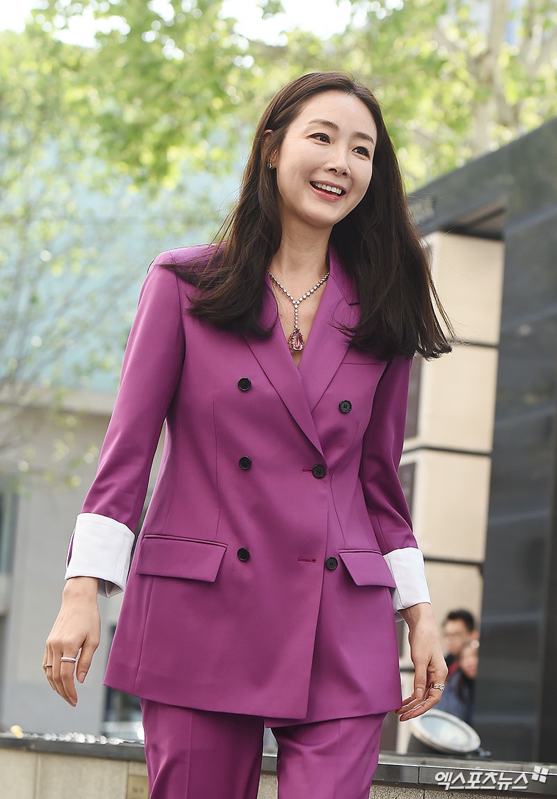 Choi Ji Woo xinh đẹp rạng ngời trong lần đầu đi sự kiện sau đám cưới