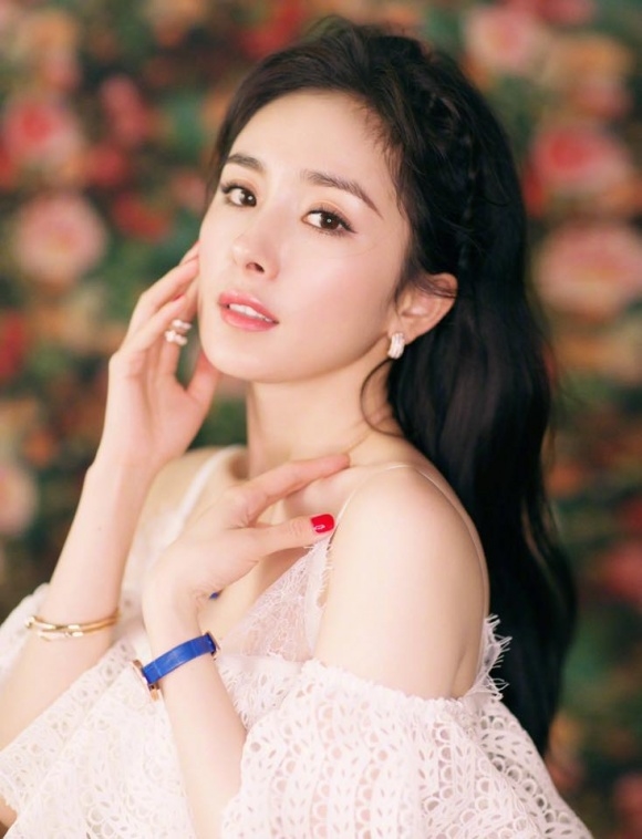 Dương Mịch xuất hiện xinh đẹp nhưng lại bị chê bai vì nụ cười hở lợi