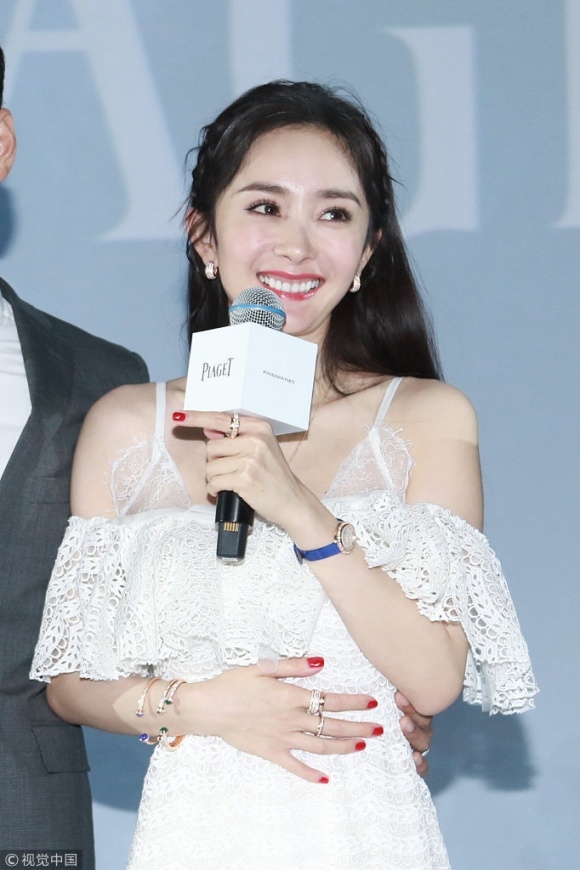 Dương Mịch xuất hiện xinh đẹp nhưng lại bị chê bai vì nụ cười hở lợi