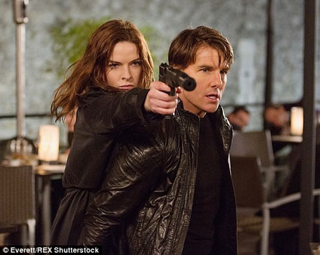 Tom Cruise vÃ  ná»¯ diá»…n viÃªn Rebecca Ferguson trong â€œMission Impossible: Rogue Nationâ€ (Nhiá»‡m vá»¥ báº¥t kháº£ thi: Quá»‘c gia bÃ­ áº©n - 2015), khoáº£ng cÃ¡ch lá»©a tuá»•i lÃªn tá»›i 22 tuá»•i.