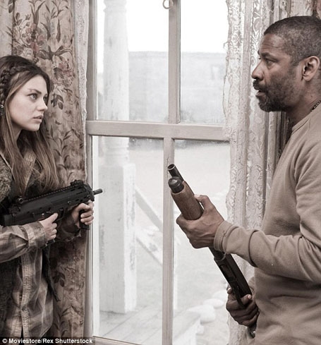 Denzel Washington khi đóng phim “Book of Eli” (Cuốn sách của Eli - 2010) đã 54 tuổi còn bạn diễn Mila Kunis 26 tuổi.