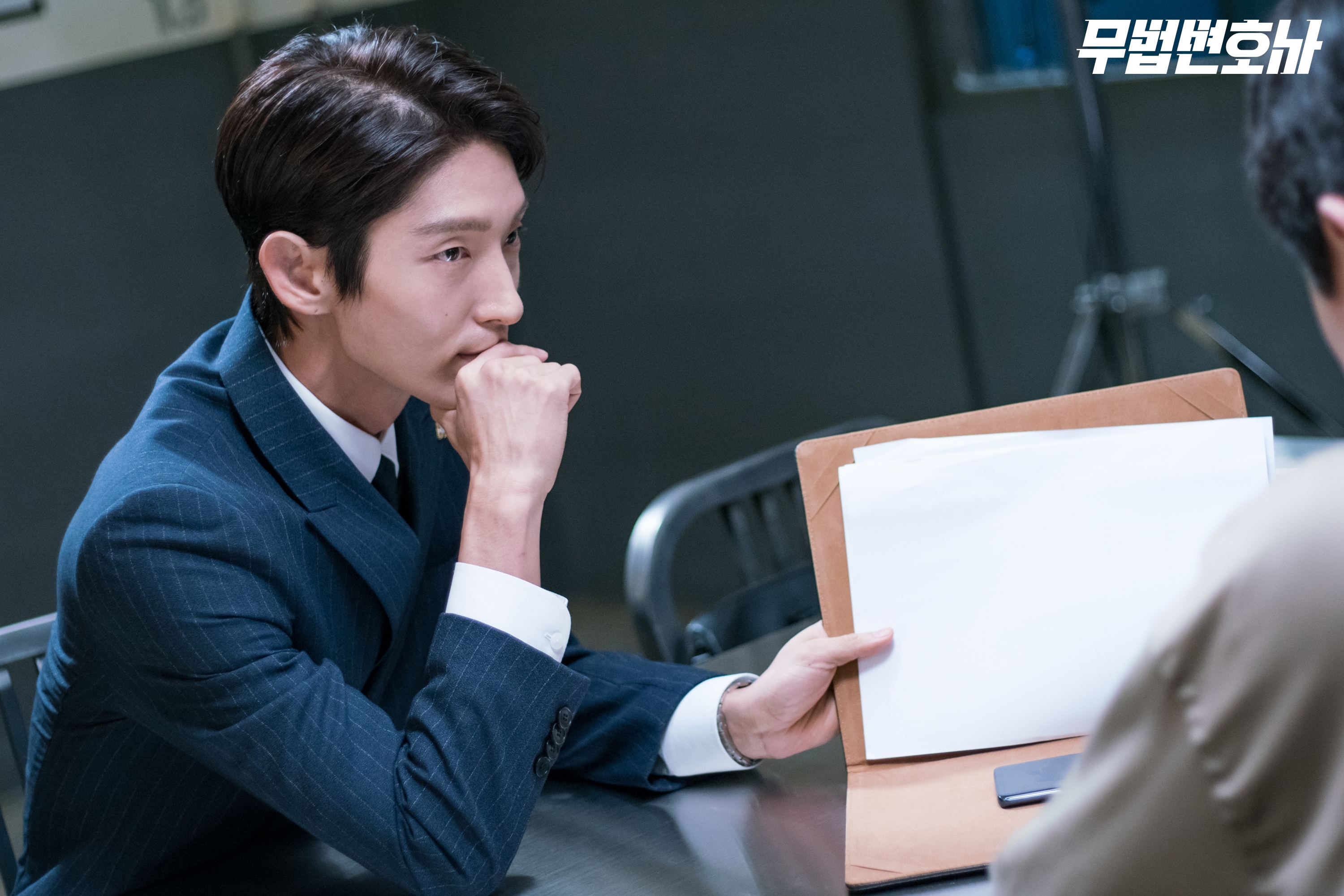Hậu trường cực nhắng nhít của soái ca hành động Lee Jun Ki