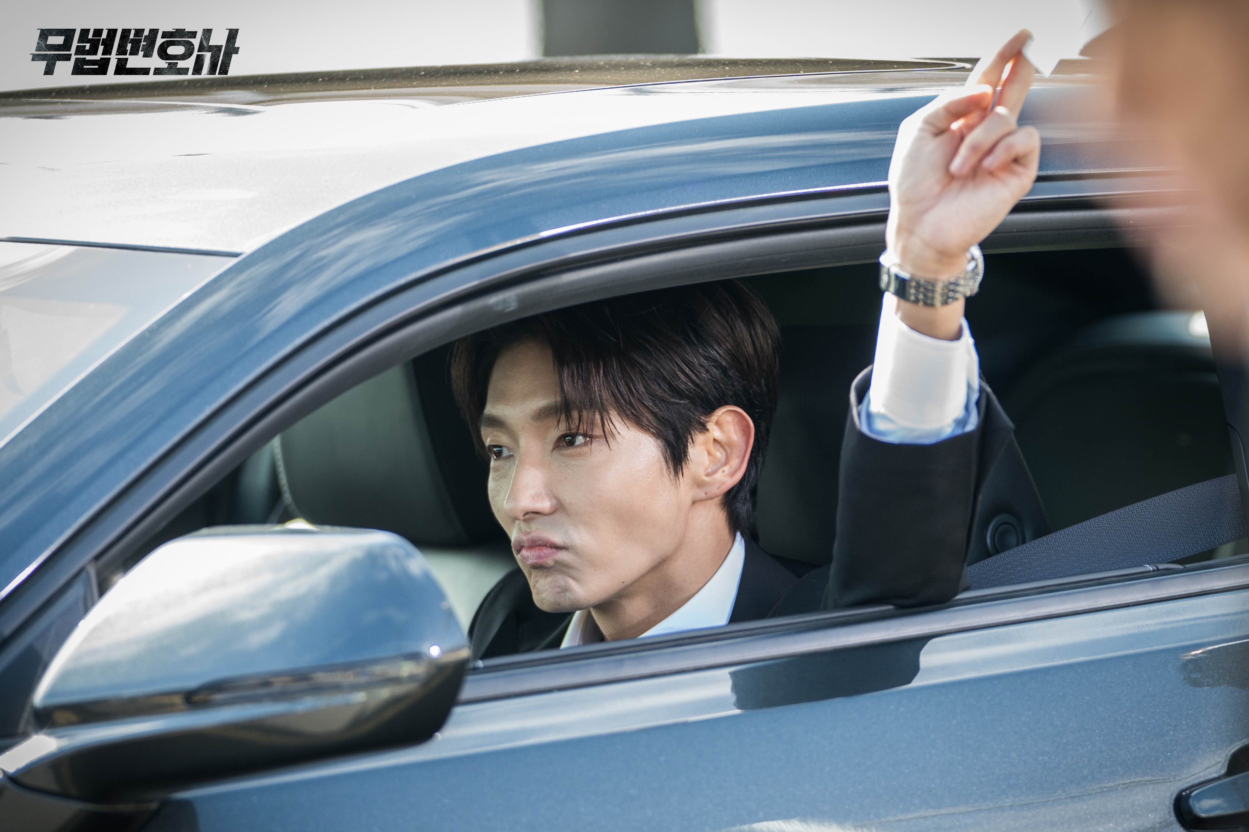 Hậu trường cực nhắng nhít của soái ca hành động Lee Jun Ki