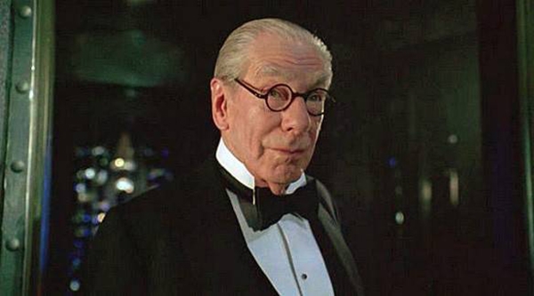 Sắp ra mắt series phim cho quản gia Alfred Butler trong Batman