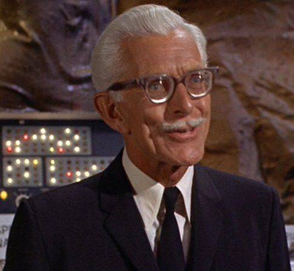 Sắp ra mắt series phim cho quản gia Alfred Butler trong Batman