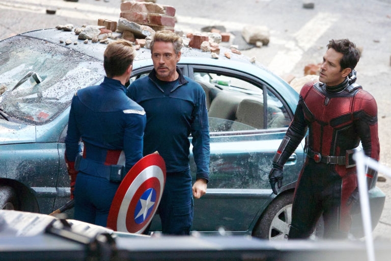 Một trong những bằng chứng khác ủng hộ cho giả thuyết này đến từ những hình ảnh Tony Stark cùng mái tóc vàng hoe đang bàn bạc với Captain America và Ant-Man.