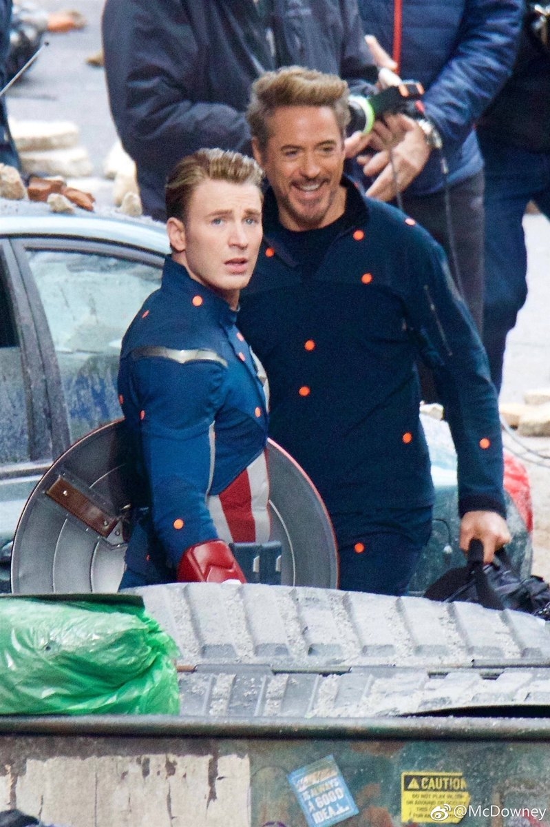Điều đặc biệt ở đây là Captain America đang mặc trên người bộ giáp đầu tiên của The Avengers và tạo hình "kém" râu ria hơn so với trong Infinity War.