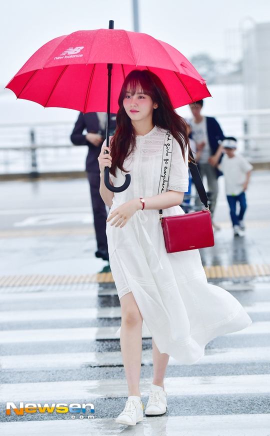 Kim So Hyun lán lướt Son Ye Jin khi đụng hàng