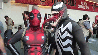 Venom đã từng gạ gẫm Deadpool làm vật chủ thành công sau khi làm điều đó bất thành với Spider-Man. 