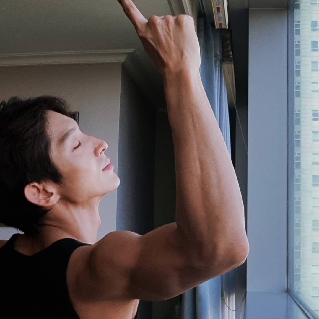 Lee Jun Ki khoe cơ bắp rắn chắc gây bão mạng xã hội