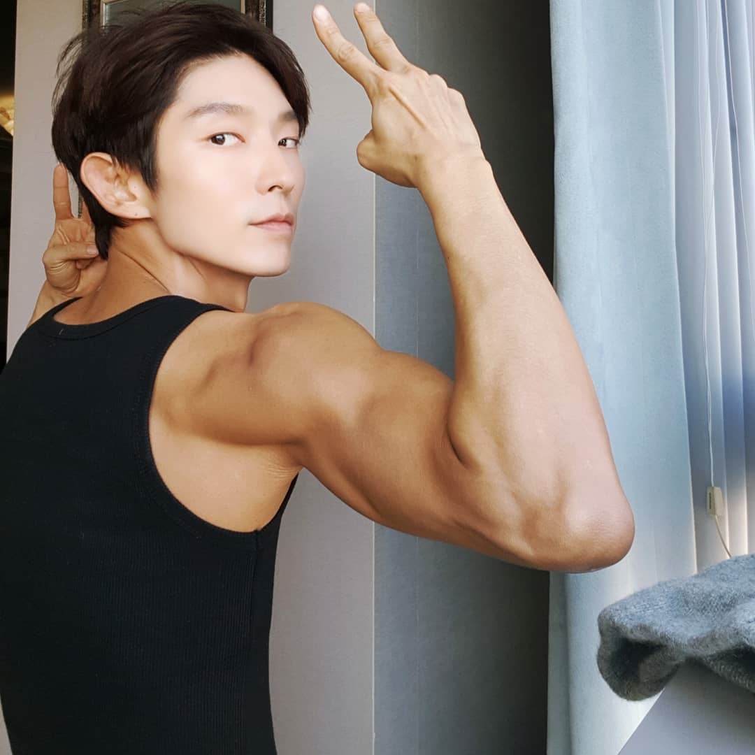Lee Jun Ki khoe cơ bắp rắn chắc gây bão mạng xã hội
