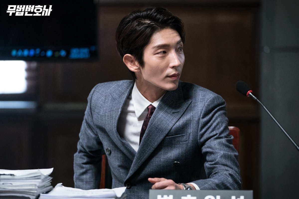 Lee Jun Ki khoe cơ bắp rắn chắc gây bão mạng xã hội