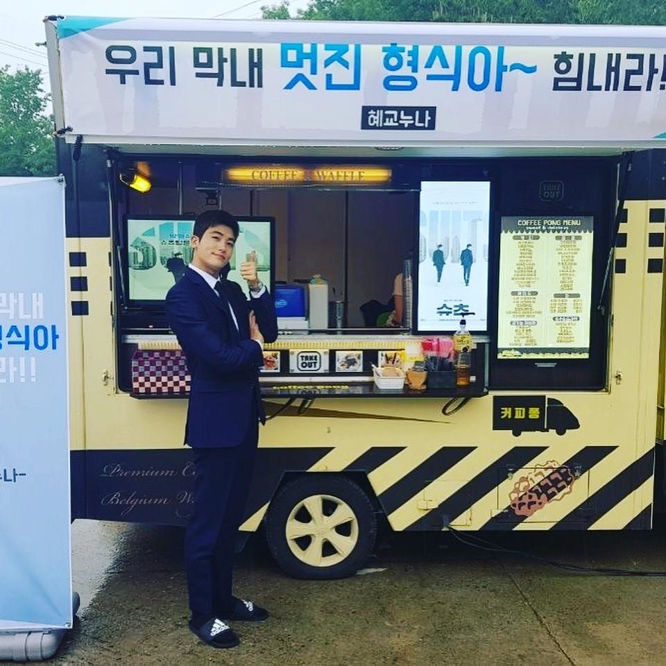 Mỹ nam “Người thừa kế” Park Hyung Sik khoe được Song Hye Kyo tặng quà