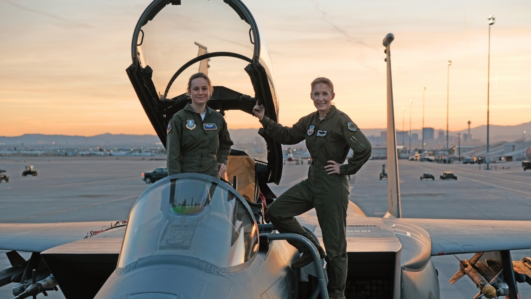Được biết Brie Larson đã phải học lái máy bay để tham gia bộ phim này.