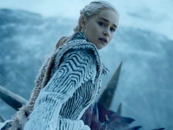 Emilia Clarke khóc trên phim trường khi quay xong Game of Thrones