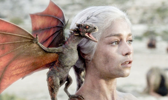 Emilia Clarke khóc trên phim trường khi quay xong Game of Thrones