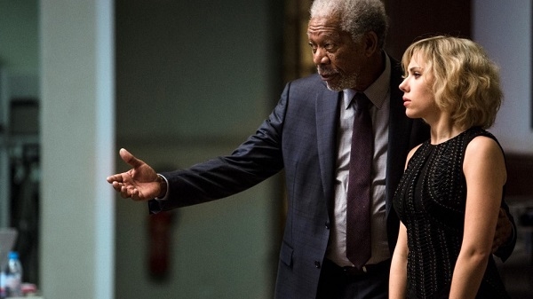 Morgan Freeman và Scarlett Johansson trong phim Lucy