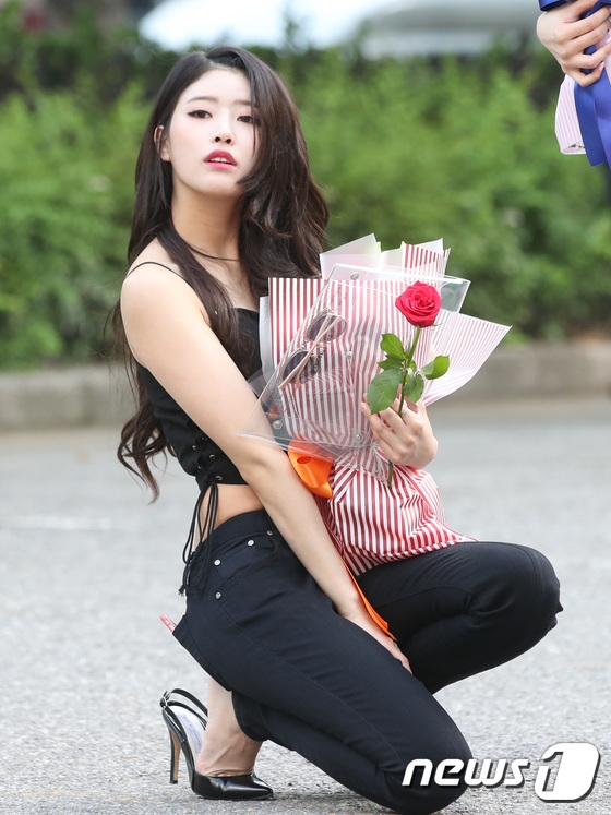Nữ idol làm lố bị chỉ trích rẻ tiền cố tình chiếm spotlight lên báo