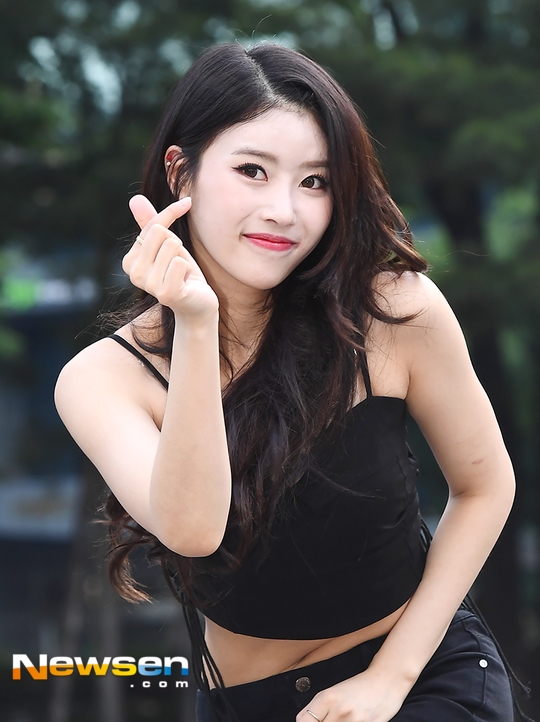 Nữ idol làm lố bị chỉ trích rẻ tiền cố tình chiếm spotlight lên báo