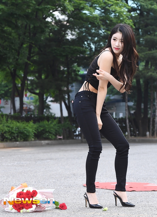 Nữ idol làm lố bị chỉ trích rẻ tiền cố tình chiếm spotlight lên báo