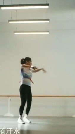 Lưu Thi Thi gây tranh cãi vì dùng diễn viên đóng thế để chụp quảng cáo