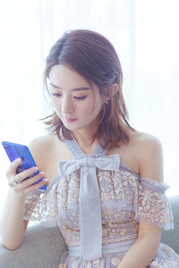 Triệu Lệ Dĩnh bị ném đá vì lạm dụng diễn viên đóng thế quay quảng cáo