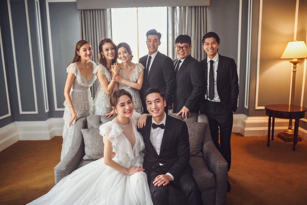Chung Hân Đồng hạnh phúc viên mãn trong lễ cưới cổ tích