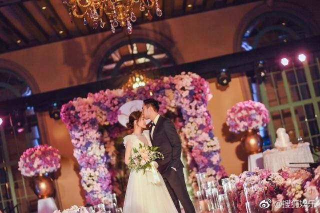 Chung Hân Đồng hạnh phúc viên mãn trong lễ cưới cổ tích