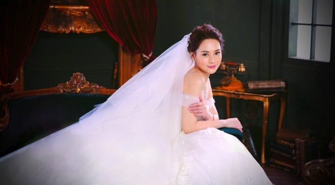 Chung Hân Đồng hạnh phúc viên mãn trong lễ cưới cổ tích