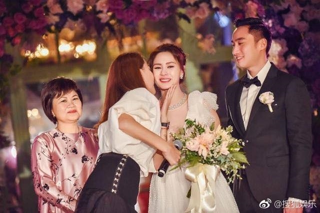 Chung Hân Đồng hạnh phúc viên mãn trong lễ cưới cổ tích