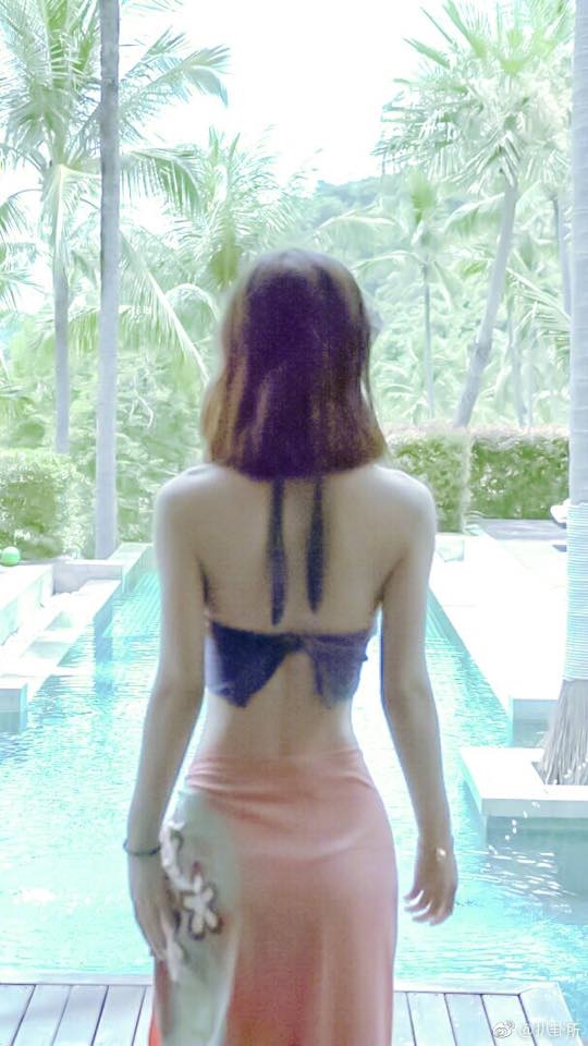 Tung loạt ảnh xinh lung linh, Triệu Lệ Dĩnh lại bị CDM chê "dị"