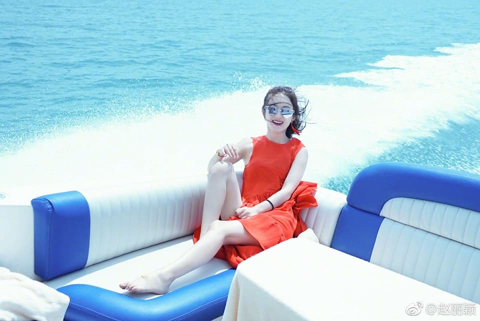 Tung loạt ảnh xinh lung linh, Triệu Lệ Dĩnh lại bị CDM chê "dị"