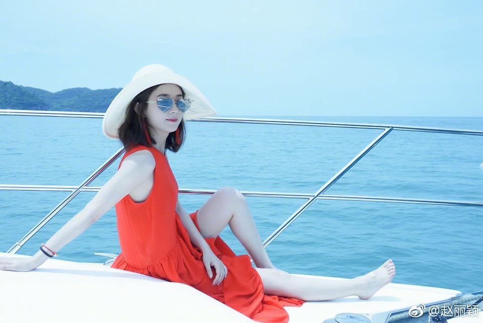 Tung loạt ảnh xinh lung linh, Triệu Lệ Dĩnh lại bị CDM chê "dị"