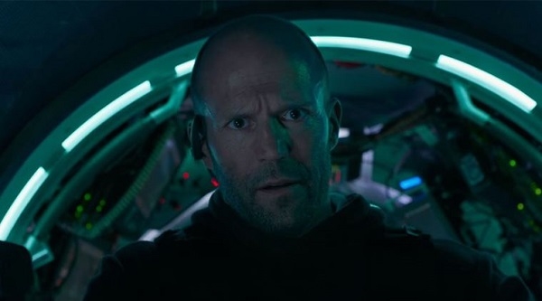 Jason Statham bơi với cá mập thật để lấy trải nghiệm đóng phim The Meg