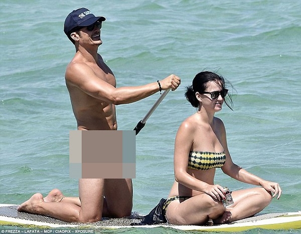 Chàng cướp biển Orlando Bloom vô tư khỏa thân 100% trên sân khấu kịch